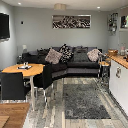 Stunning 2-Bed Cabin In Nantglyn Denbigh Exteriör bild